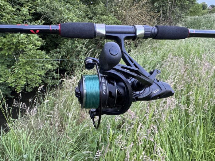 DIE COMBO fürs Aal- und Zanderangeln: AalXpert Feeder-Rute, MonsterFree 4000 Freilaufrolle mit Schnur & Ewald‘s Bestes Mega Package – Bild 7